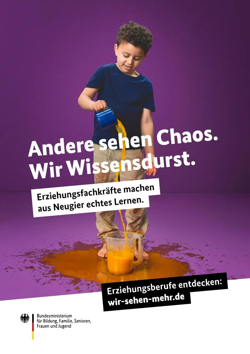 Ein Junge gießt gelbe Farbe in einen Eimer, während Farbe auf dem Boden verschüttet ist.