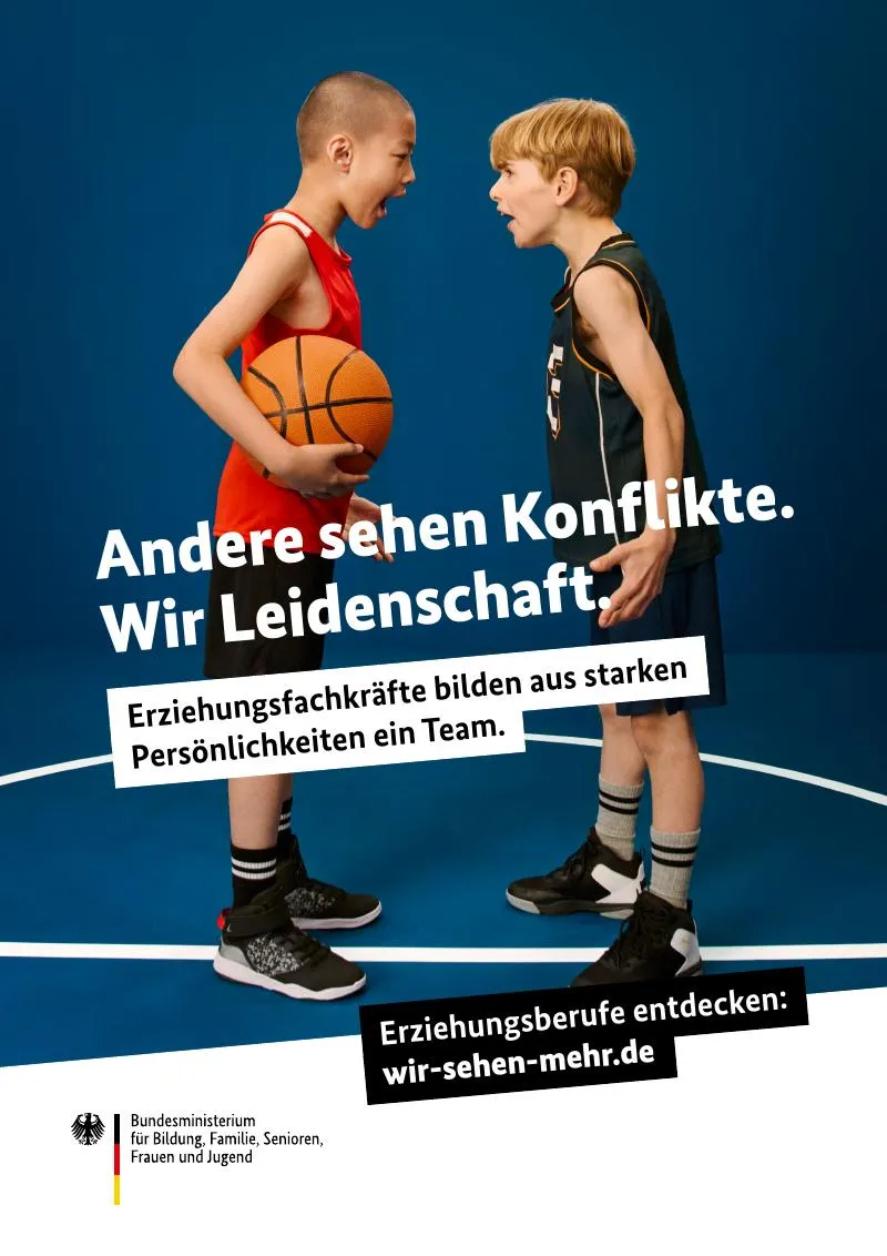 Zwei Jungen stehen sich auf einem Basketballfeld gegenüber, einer hält einen Basketball in der Hand.