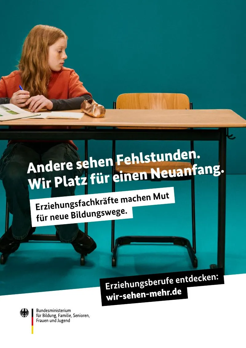 Ein Mädchen sitzt allein an einem Schultisch und schaut zur Seite auf einen leeren Stuhl.