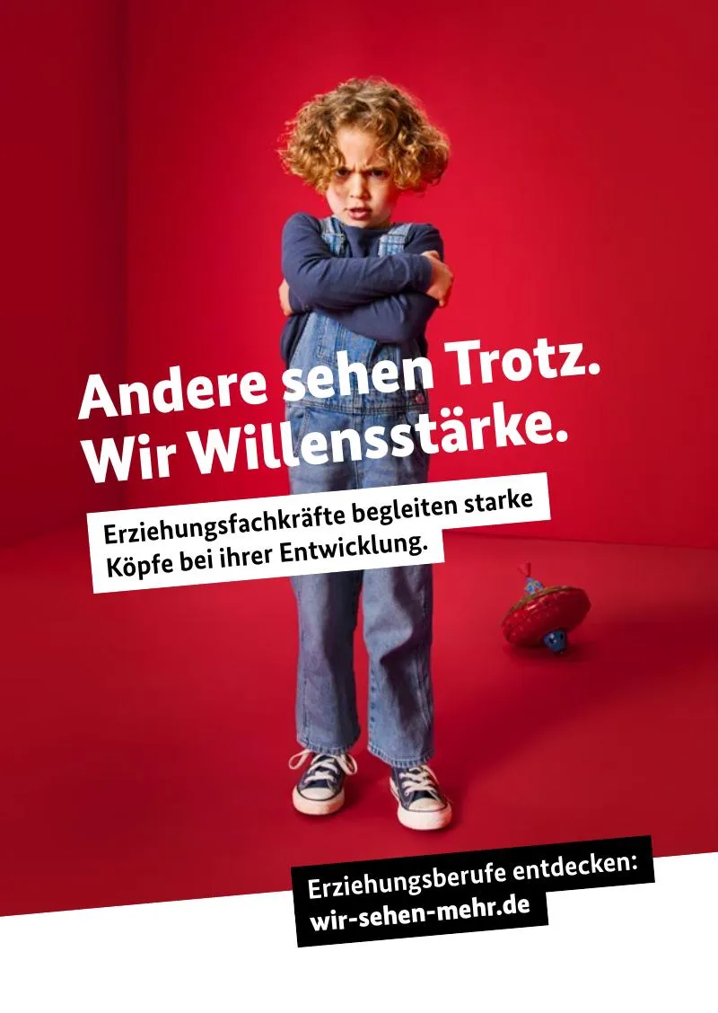 Ein Mädchen verschränkt die arme und schaut trotzig in die Kamera.