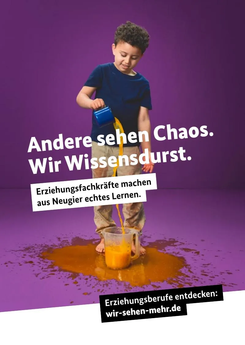 Ein Junge gießt gelbe Farbe in einen Eimer, während Farbe auf dem Boden verschüttet ist.