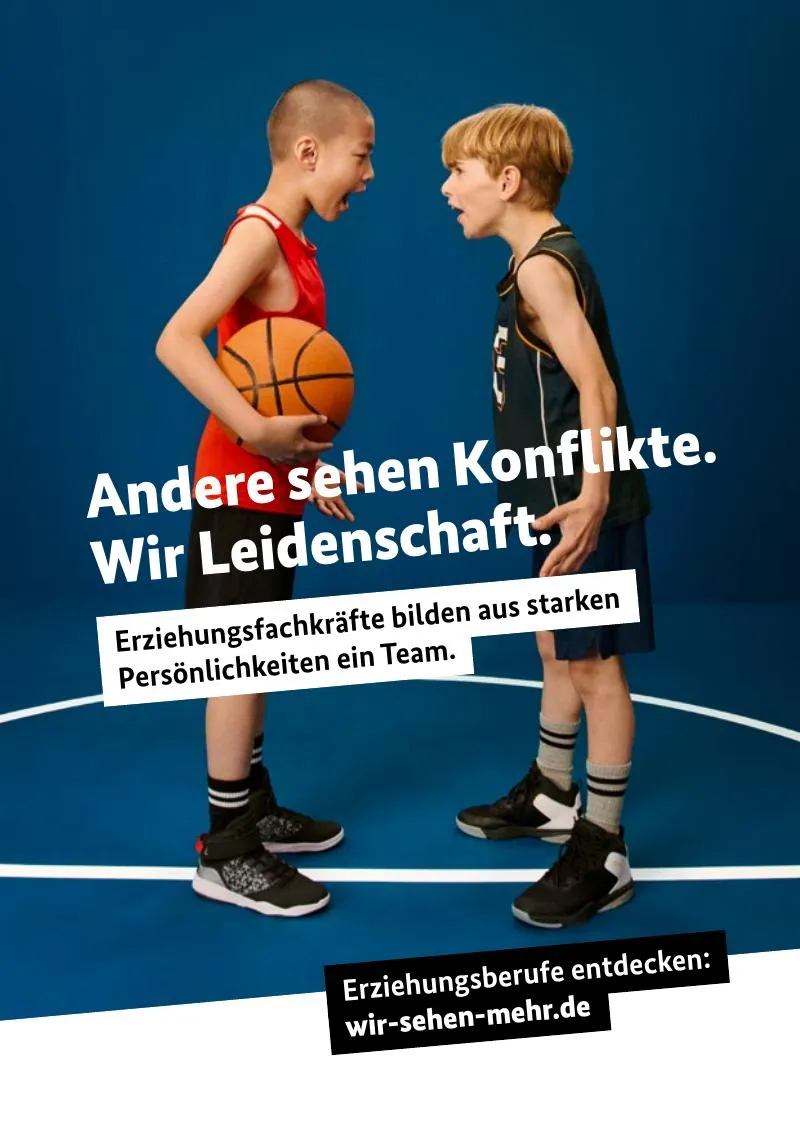 Zwei Jungen stehen sich auf einem Basketballfeld gegenüber, einer hält einen Basketball in der Hand.